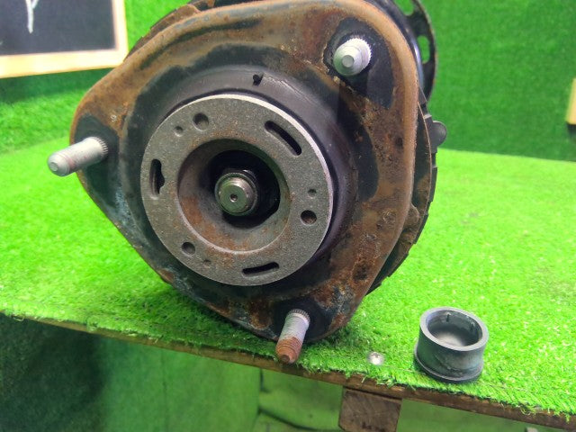 【中古】ノア DBA-ZRR85G 左フロントストラット 48520-80475