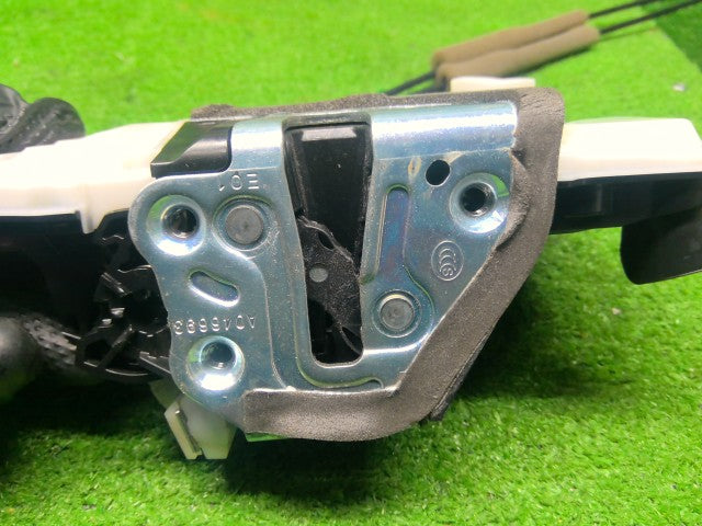 【中古】ノア DBA-ZRR85G 右フロントドアロックソレノイド 69030-30A70
