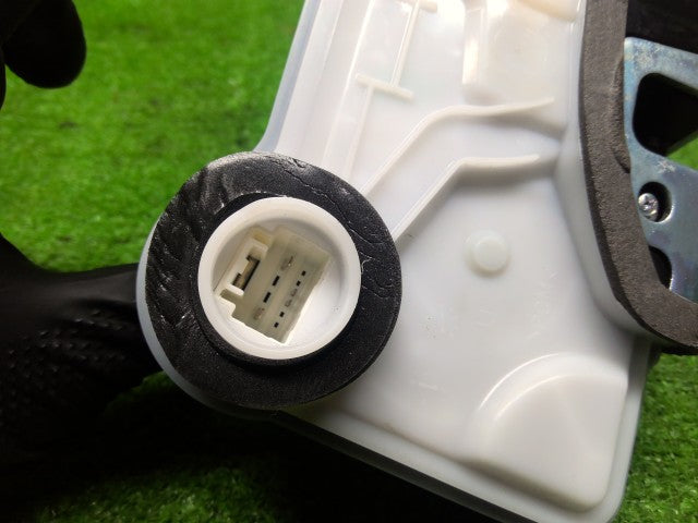 【中古】ノア DBA-ZRR85G 左Ｆドアロックソレノイド 69040-30A80