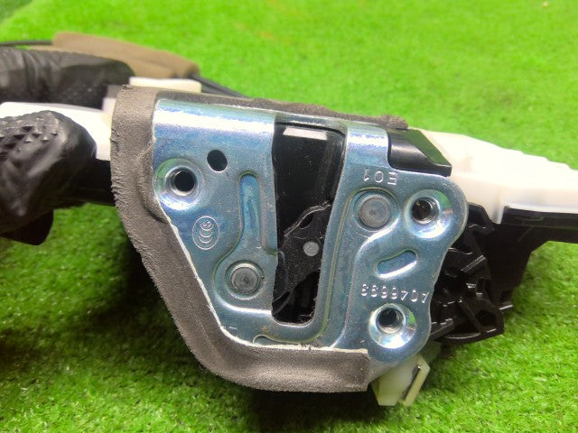 【中古】ノア DBA-ZRR85G 左Ｆドアロックソレノイド 69040-30A80