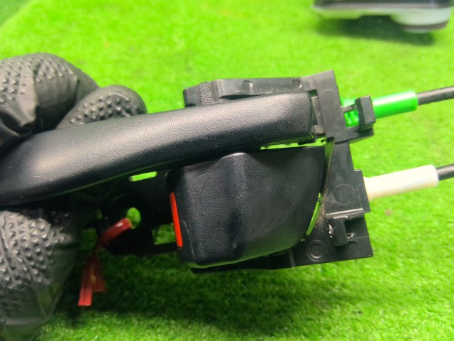 【中古】ノア DBA-ZRR85G 左Ｆドアロックソレノイド 69040-30A80