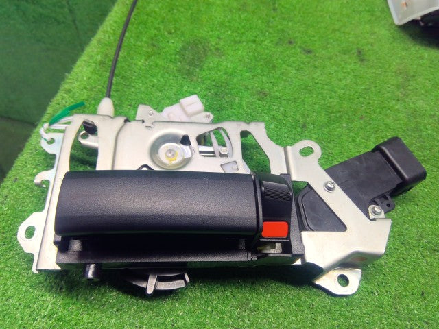 【中古】ノア DBA-ZRR85G 右リアドアロックソレノイド 69070-28190-C0