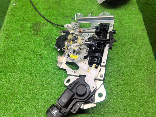 【中古】ノア DBA-ZRR85G 右リアドアロックソレノイド 69070-28190-C0