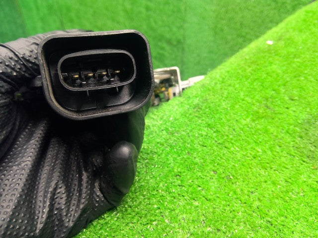 【中古】ノア DBA-ZRR85G 右リアドアロックソレノイド 69070-28190-C0
