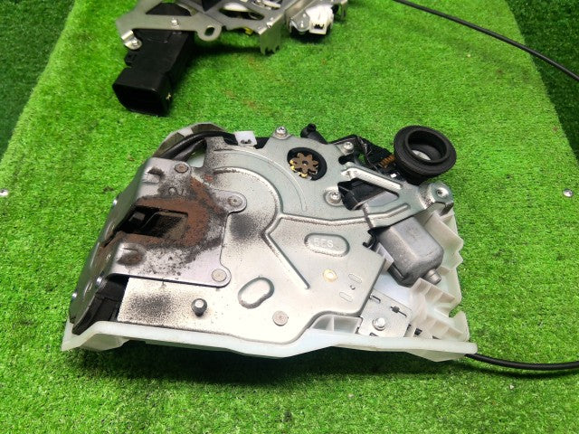 【中古】ノア DBA-ZRR85G 右リアドアロックソレノイド 69070-28190-C0
