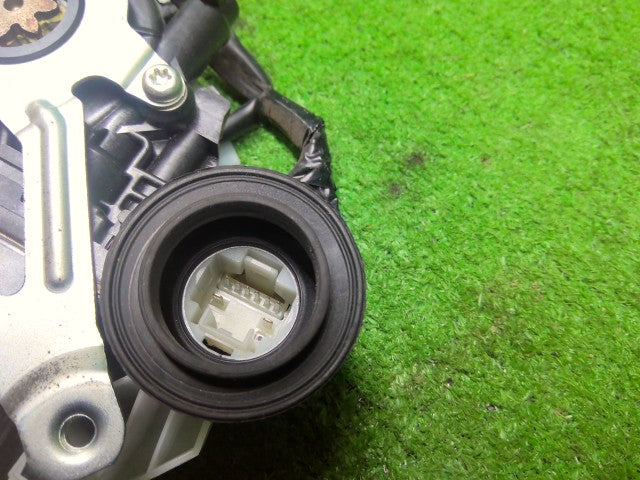 【中古】ノア DBA-ZRR85G 右リアドアロックソレノイド 69070-28190-C0