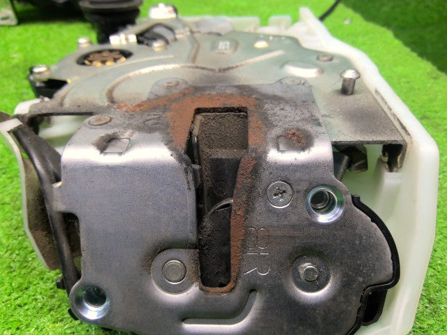 【中古】ノア DBA-ZRR85G 右リアドアロックソレノイド 69070-28190-C0