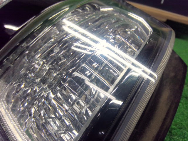 ヴェルファイア 右テールランプ DBA-ANH20W 81551-58092