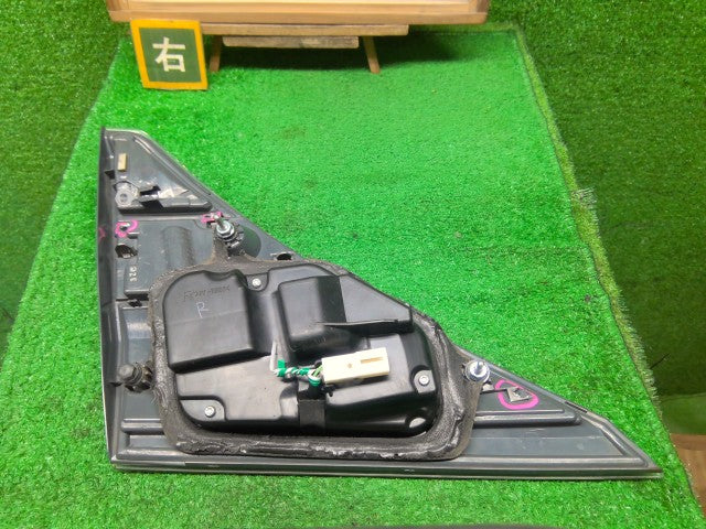 ヴェルファイア 右テールランプ DBA-ANH20W 81580-58181
