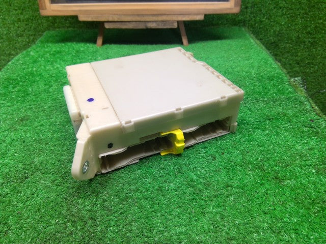 ヴェルファイア ジャンクションブロック DBA-ANH20W 82730-58223