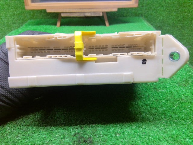 ヴェルファイア ジャンクションブロック DBA-ANH20W 82730-58223