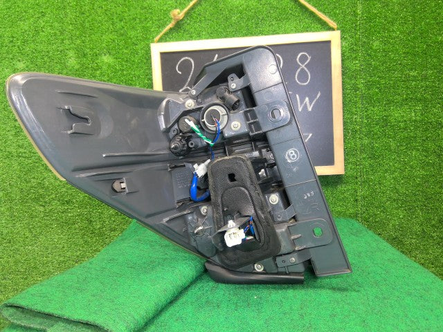 ヴェルファイア 右テールランプ DBA-ANH25W 81551-58082