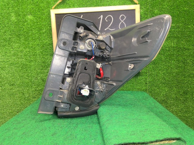 ヴェルファイア 左テールランプ DBA-ANH25W 81561-58082