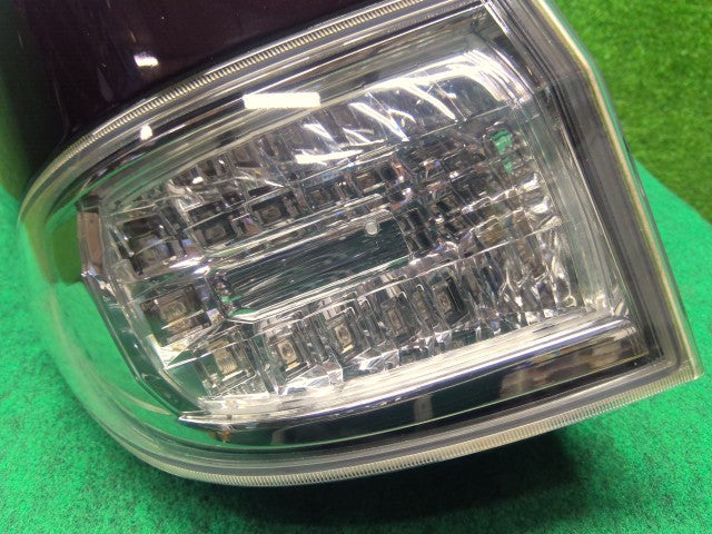 ヴェルファイア 左テールランプ DBA-ANH25W 81561-58082
