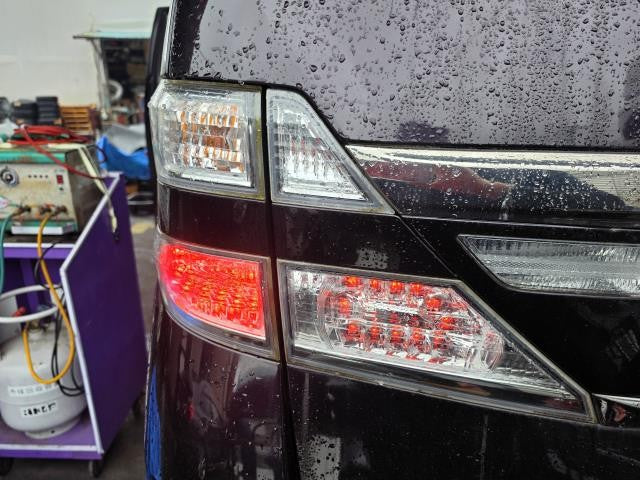 ヴェルファイア 左テールランプ DBA-ANH25W 81561-58082