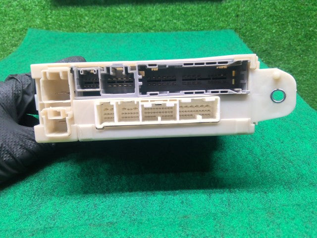 ヴェルファイア ジャンクションブロック DBA-ANH25W 82730-58223