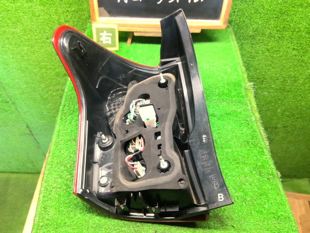カローラフィールダー 右テールランプ DAA-NKE165G 81551-13730