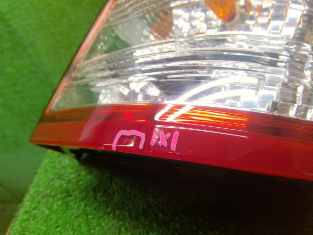 カローラフィールダー 右テールランプ DAA-NKE165G 81551-13730