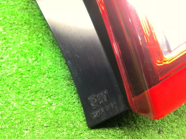 カローラフィールダー 右テールランプ DAA-NKE165G 81551-13730