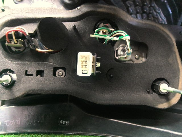 カローラフィールダー 右テールランプ DAA-NKE165G 81551-13730