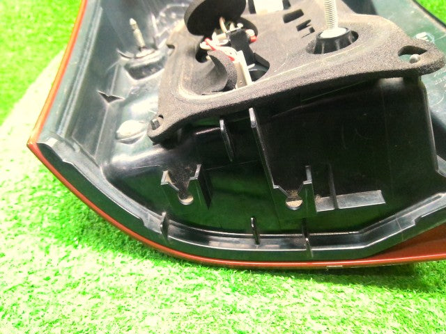 カローラフィールダー 右テールランプ DAA-NKE165G 81551-13730