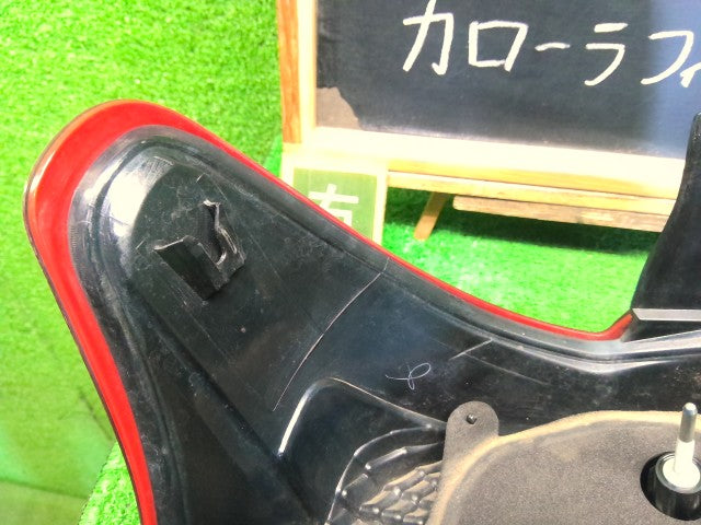 カローラフィールダー 右テールランプ DAA-NKE165G 81551-13730