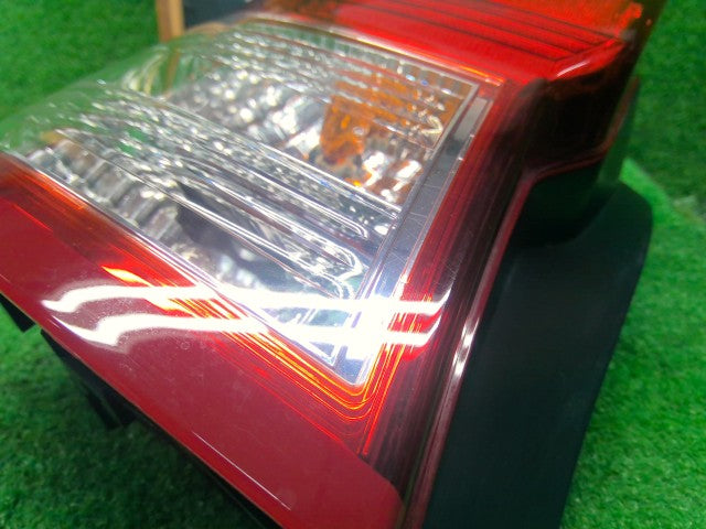 カローラフィールダー 左テールランプ DAA-NKE165G 81561-13730