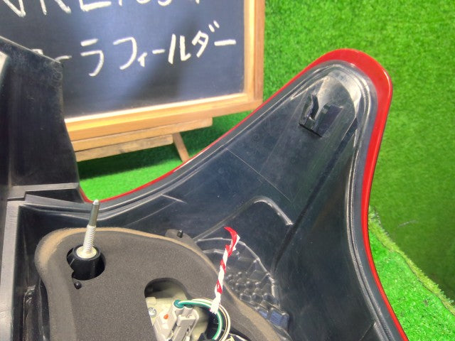 カローラフィールダー 左テールランプ DAA-NKE165G 81561-13730