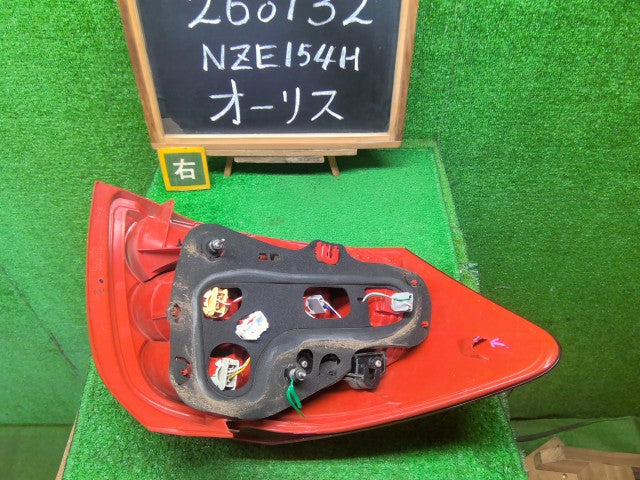 オーリス 右テールランプ DBA-NZE154H 81550-1E050