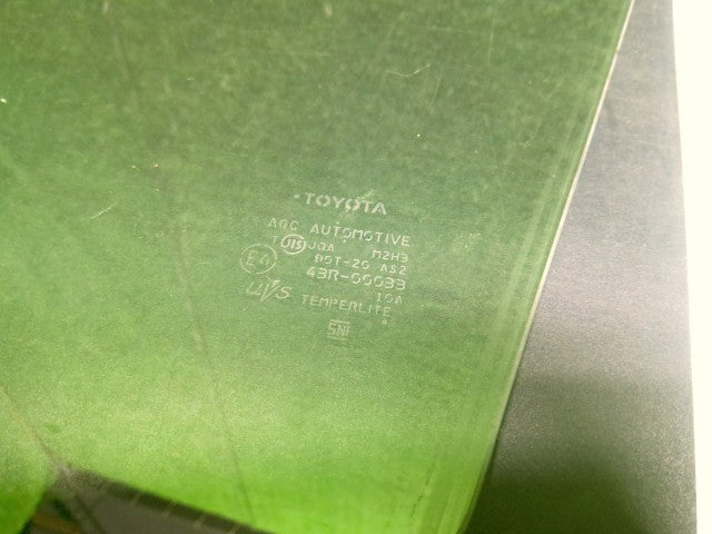 プリウス 右Ｆドアガラス DAA-ZVW30 68101-47082