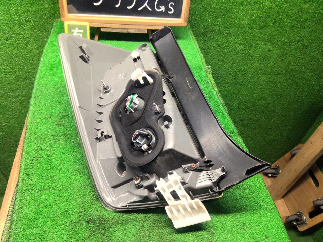 プリウス 右テールランプ DAA-ZVW30 81550-47230
