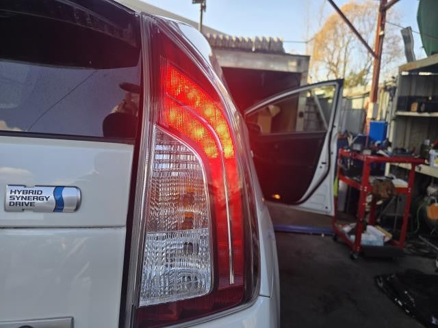 プリウス 右テールランプ DAA-ZVW30 81550-47230