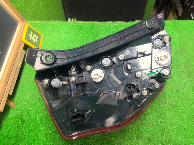 【中古】フィット DAA-GP5 右テールランプ 33500-T5A-N31