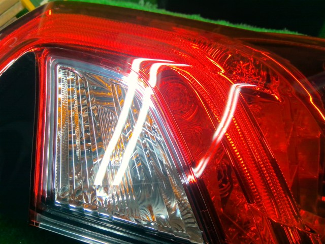 【中古】フィット DAA-GP5 右テールランプ 33500-T5A-N31
