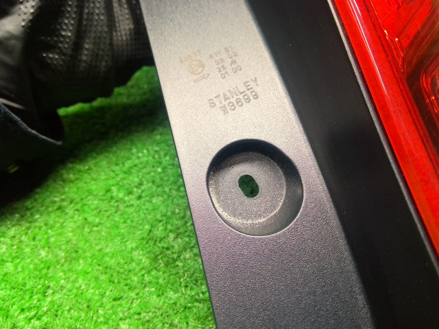 【中古】フィット DAA-GP5 右テールランプ 33500-T5A-N31