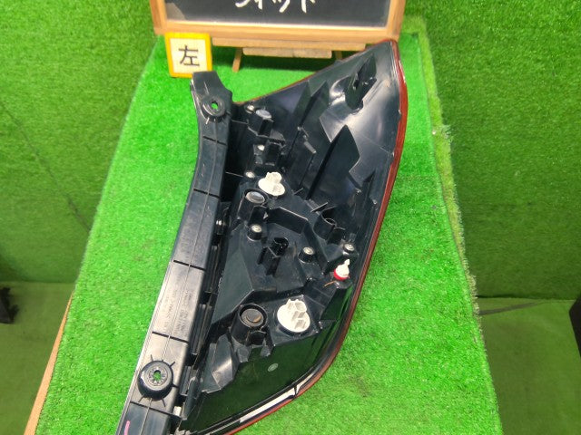 【中古】フィット DAA-GP5 左テールランプ 33550-T5A-N31