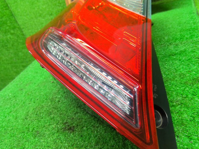 【中古】フィット DAA-GP5 左テールランプ 33550-T5A-N31