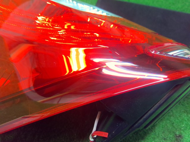 【中古】フィット DAA-GP5 左テールランプ 33550-T5A-N31