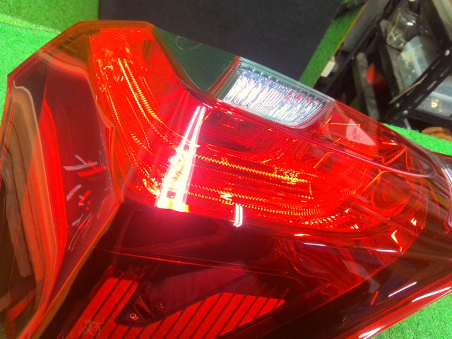 【中古】フィット DAA-GP5 左テールランプ 33550-T5A-N31