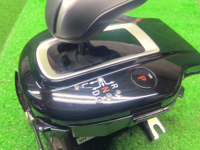 【中古】フィット DAA-GP5 シフトレバー 54110-T9P-J03