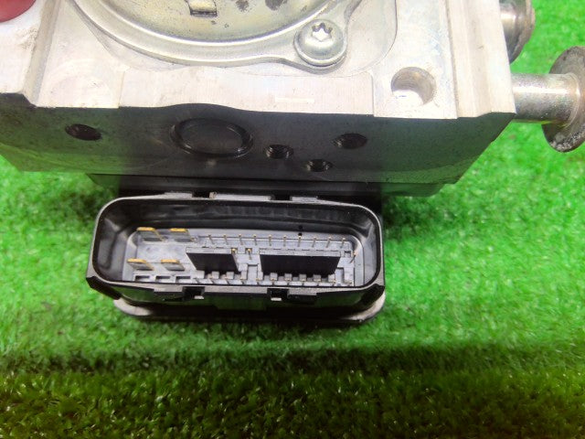 【中古】フィット DAA-GP5 ＡＢＳアクチュエーター 57110-T5C-N03