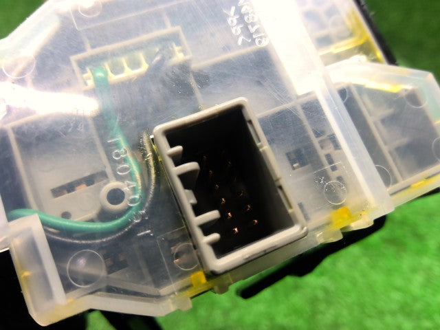 【中古】フィット DAA-GP5 ライトスイッチ 35255-T2A-U11