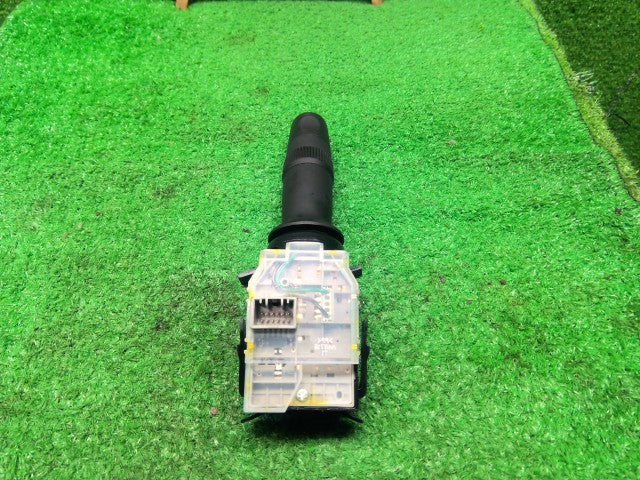 【中古】フィット DAA-GP5 ライトスイッチ 35255-T2A-U11