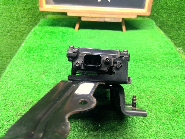 【中古】フィット DAA-GP5 フロント レーダー