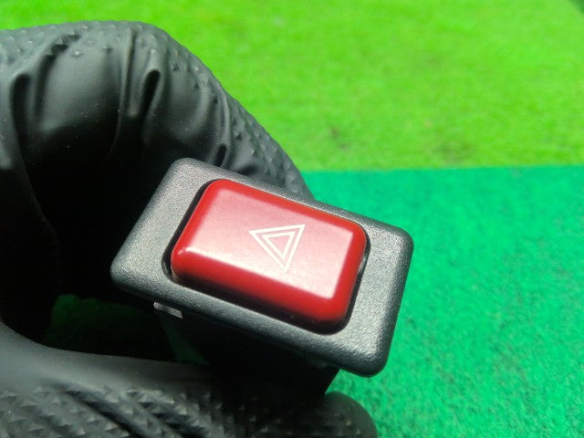 【中古】サンバー LE-TT2 ハザードスイッチ 83037TC000