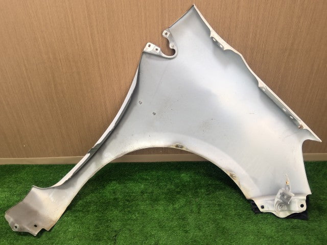 【中古】アクア DAA-NHP10 左フロントフェンダー 53812-52410