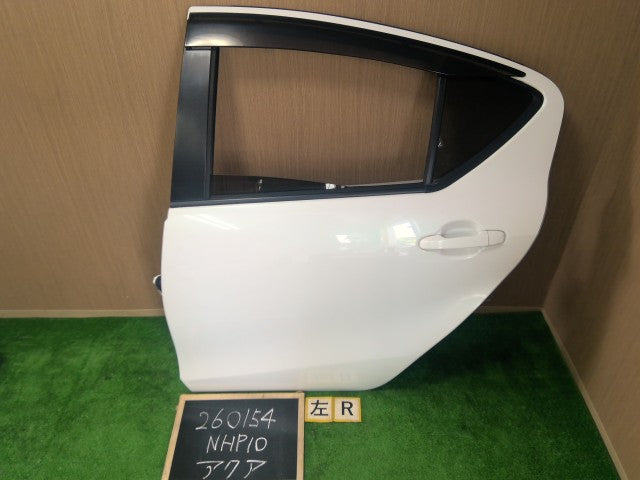 【中古】アクア DAA-NHP10 左リアドア 67004-52470