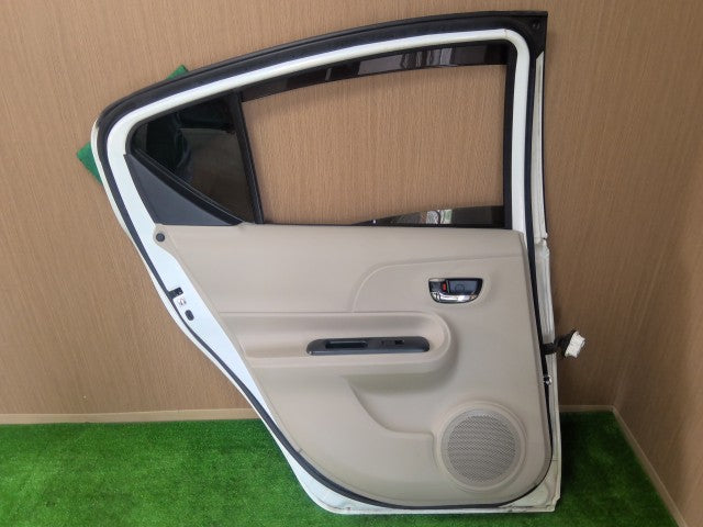 【中古】アクア DAA-NHP10 左リアドア 67004-52470