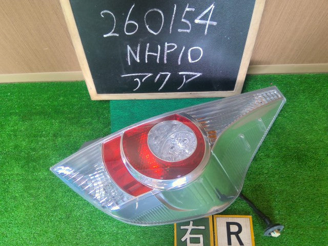 【中古】アクア DAA-NHP10 右テールランプ 右ブレーキランプ
