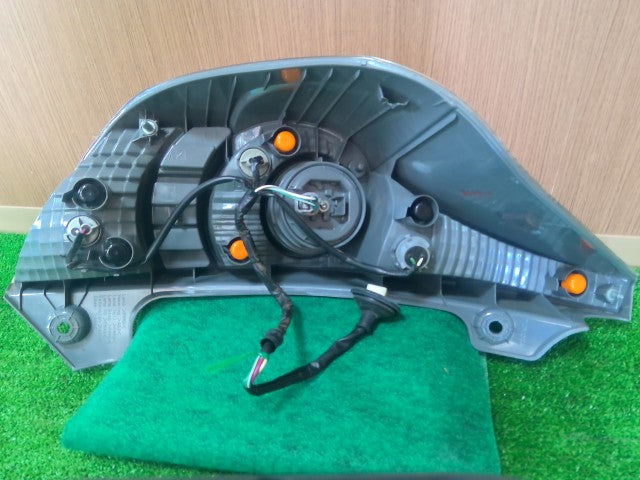 【中古】アクア DAA-NHP10 右テールランプ 右ブレーキランプ